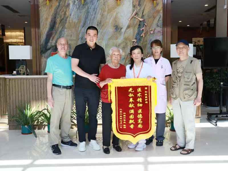 一面锦旗背后的温暖守护 | Kaiyun官方网站登录入口有伴社区获老党员深情致谢