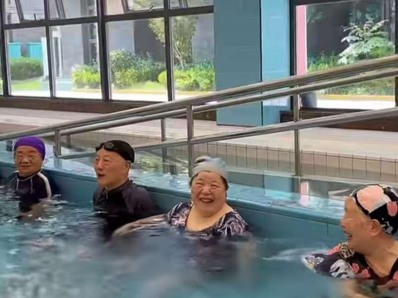 Kaiyun官方网站登录入口有伴社区夏季专属水疗课程开课啦！由专业医生带领长者进行水中运动，舒缓关节，提升活力，点击视频，一起来看看吧！